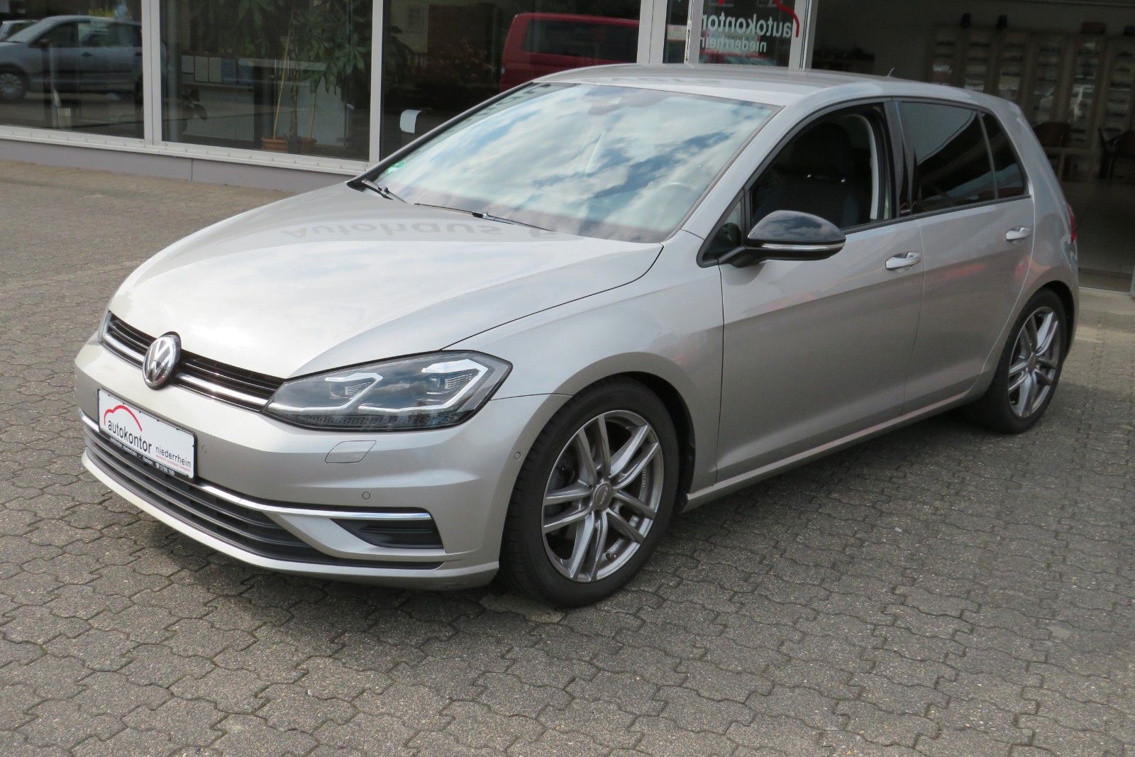 Fahrzeugabbildung Volkswagen Golf TDI IQ.DRIVE ACC NAVI AHK LED SPORTPAKET