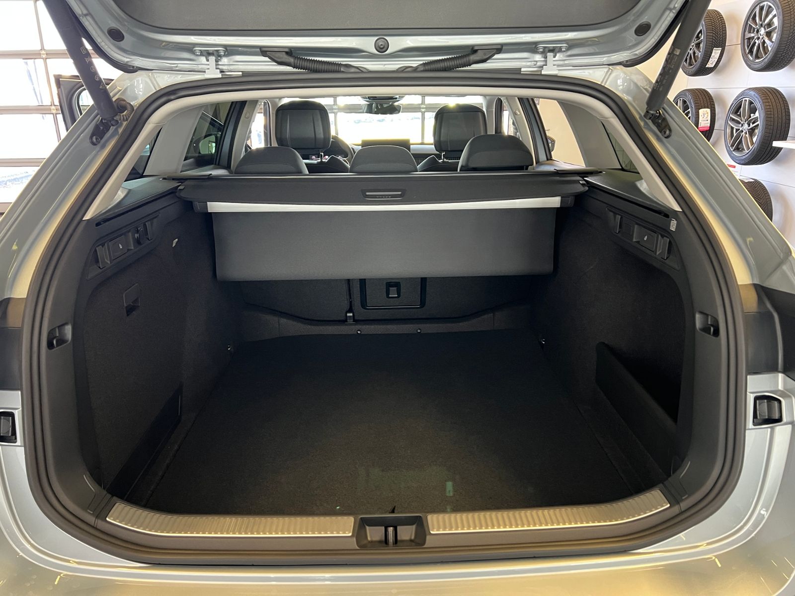 Fahrzeugabbildung SKODA Superb Combi Selection 1.5 TSI mHEV DSG *Vorb. A