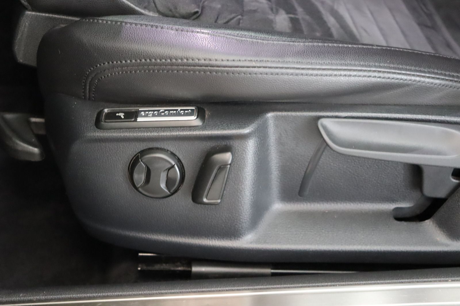 Fahrzeugabbildung Volkswagen Passat 4MOTION * Navi * LED * Massage