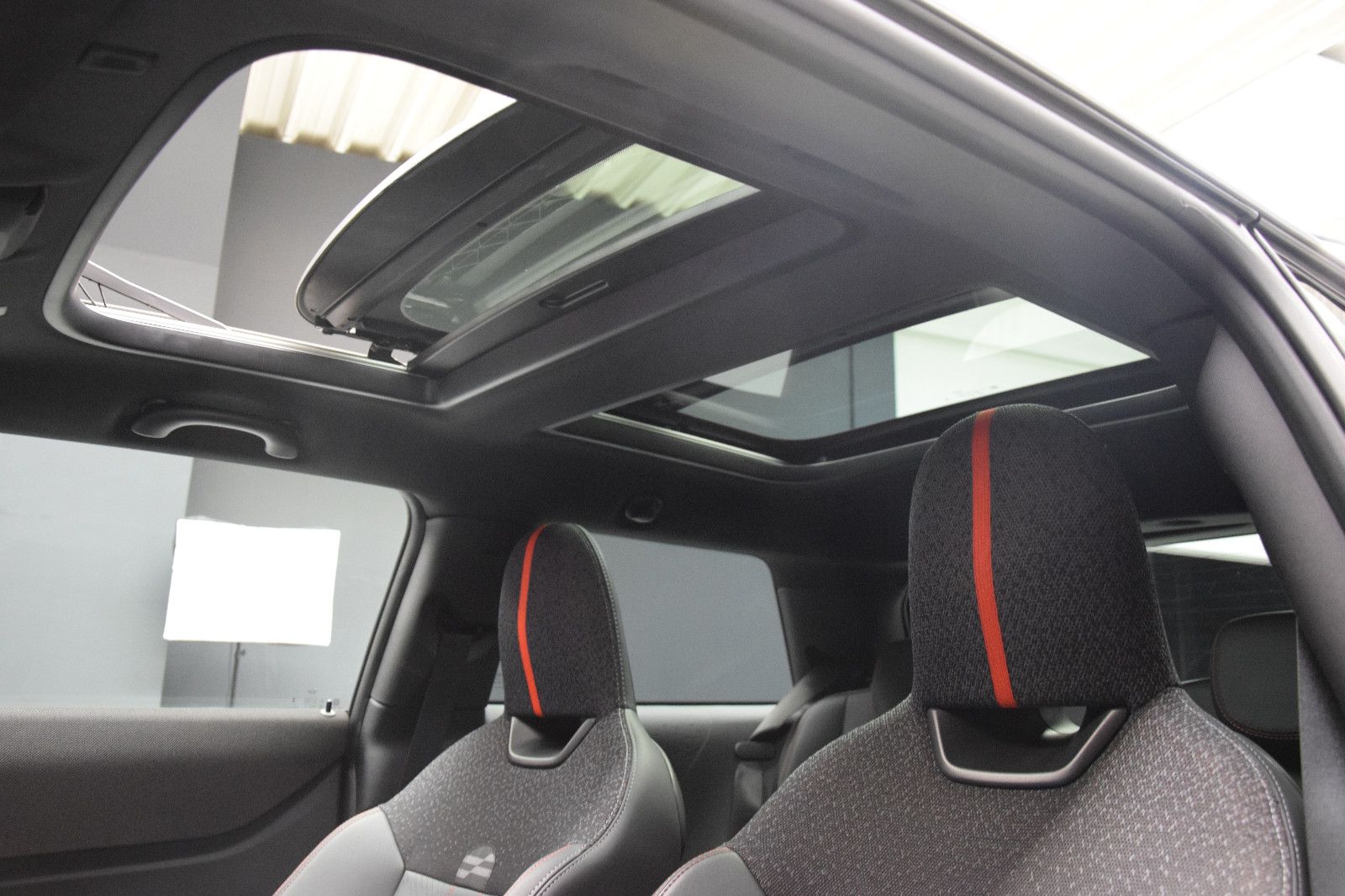 Fahrzeugabbildung MINI Cooper C John Cooper Works Trim HuD Pano 18 Zoll