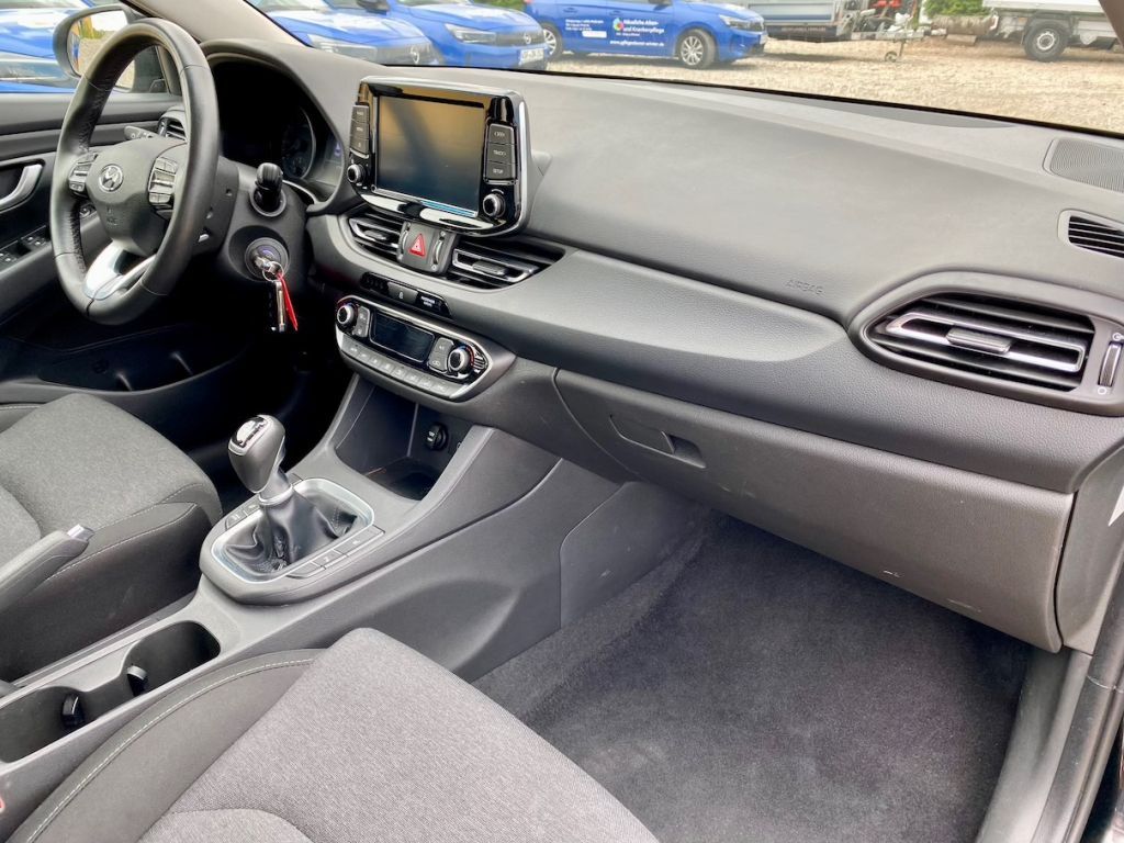 Fahrzeugabbildung Hyundai i30 1.0 AAC SHZ ALLWETTERREIFEN ALU KAMERA PDC