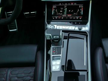 2025 AUDI RS6 photo 7