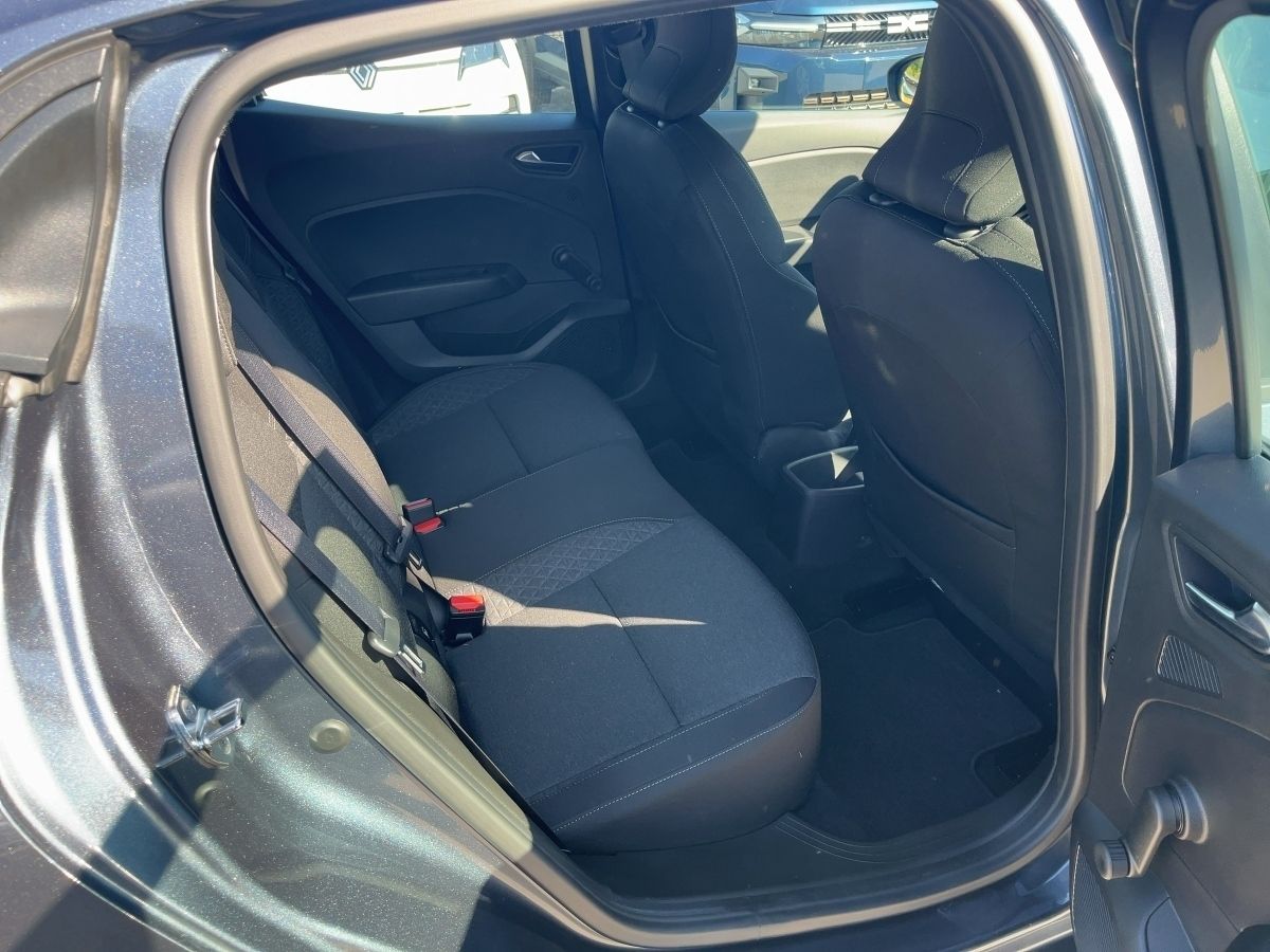 Fahrzeugabbildung Renault Clio ZEN TCe 90 EPH 7"Touch - mit KI generiert/bearbeitet