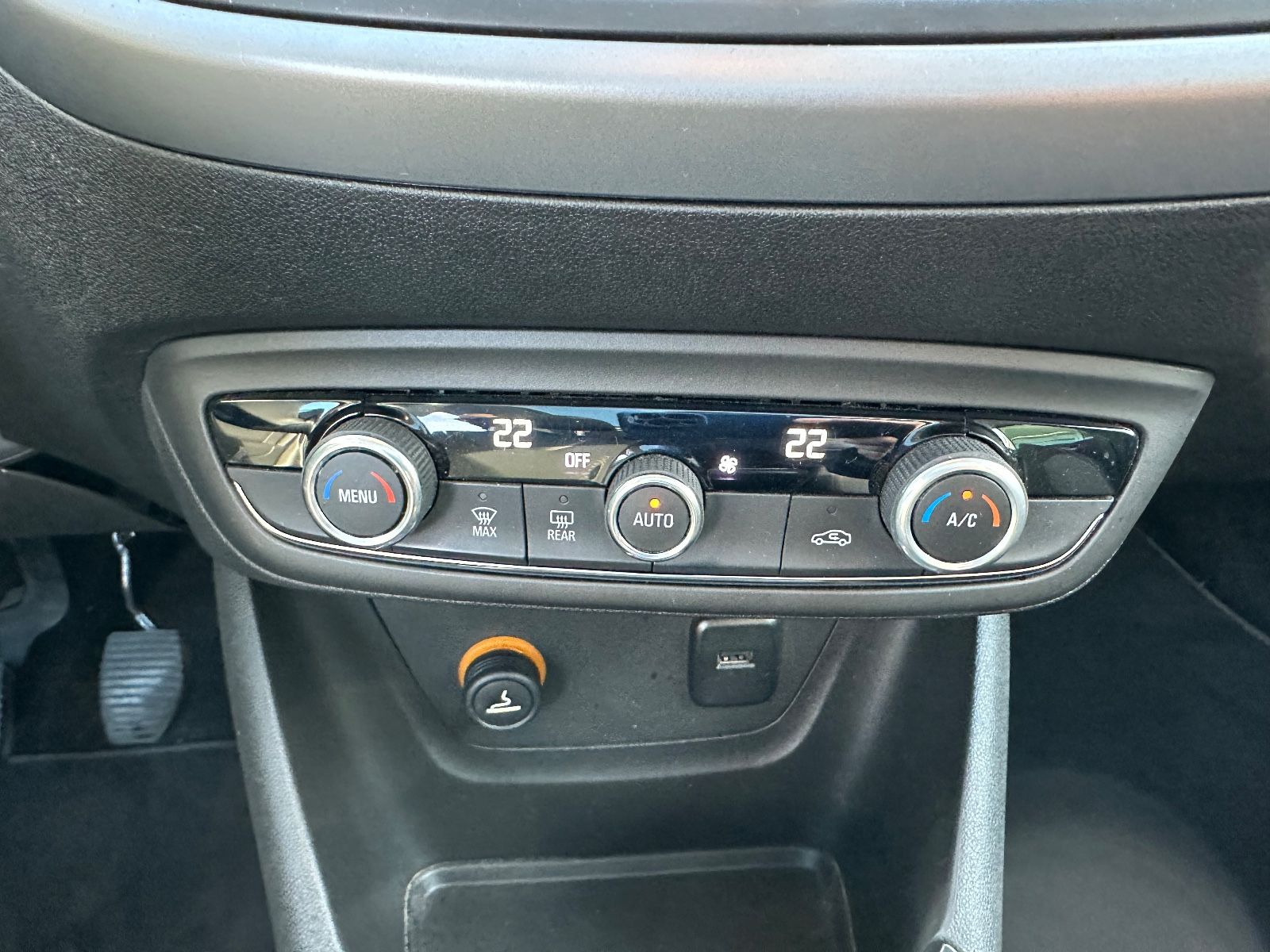 Fahrzeugabbildung Opel Crossland 1.6 D Edition AHK/Pano/LED/Keyless/GRA