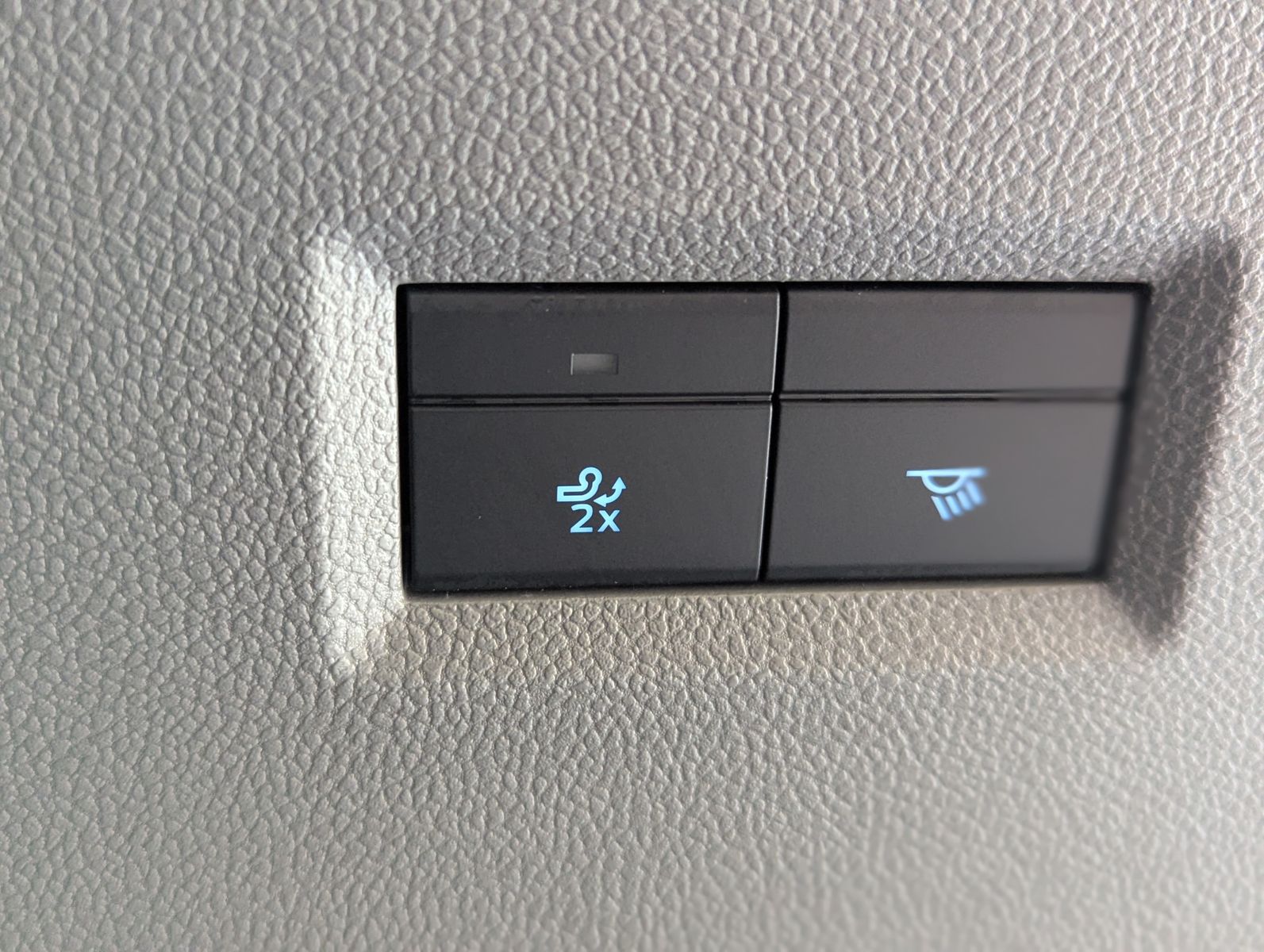 Fahrzeugabbildung Ford Tourneo Custom 320 Titaniu-X Leder Pano StHz AHK