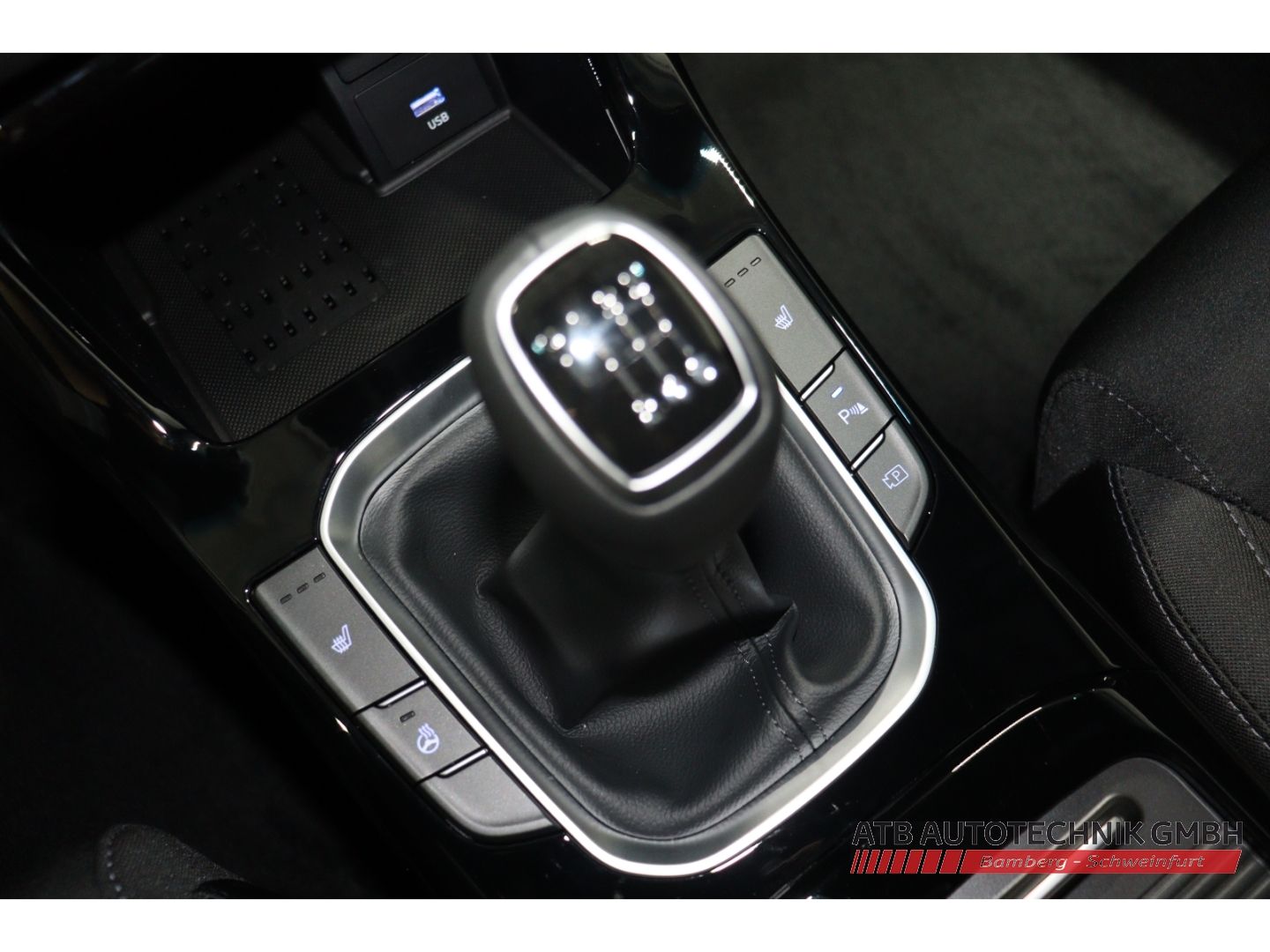 Fahrzeugabbildung Hyundai i30 Advantage 1.5 T-GDi 48V 140PS M/T Navi LED A