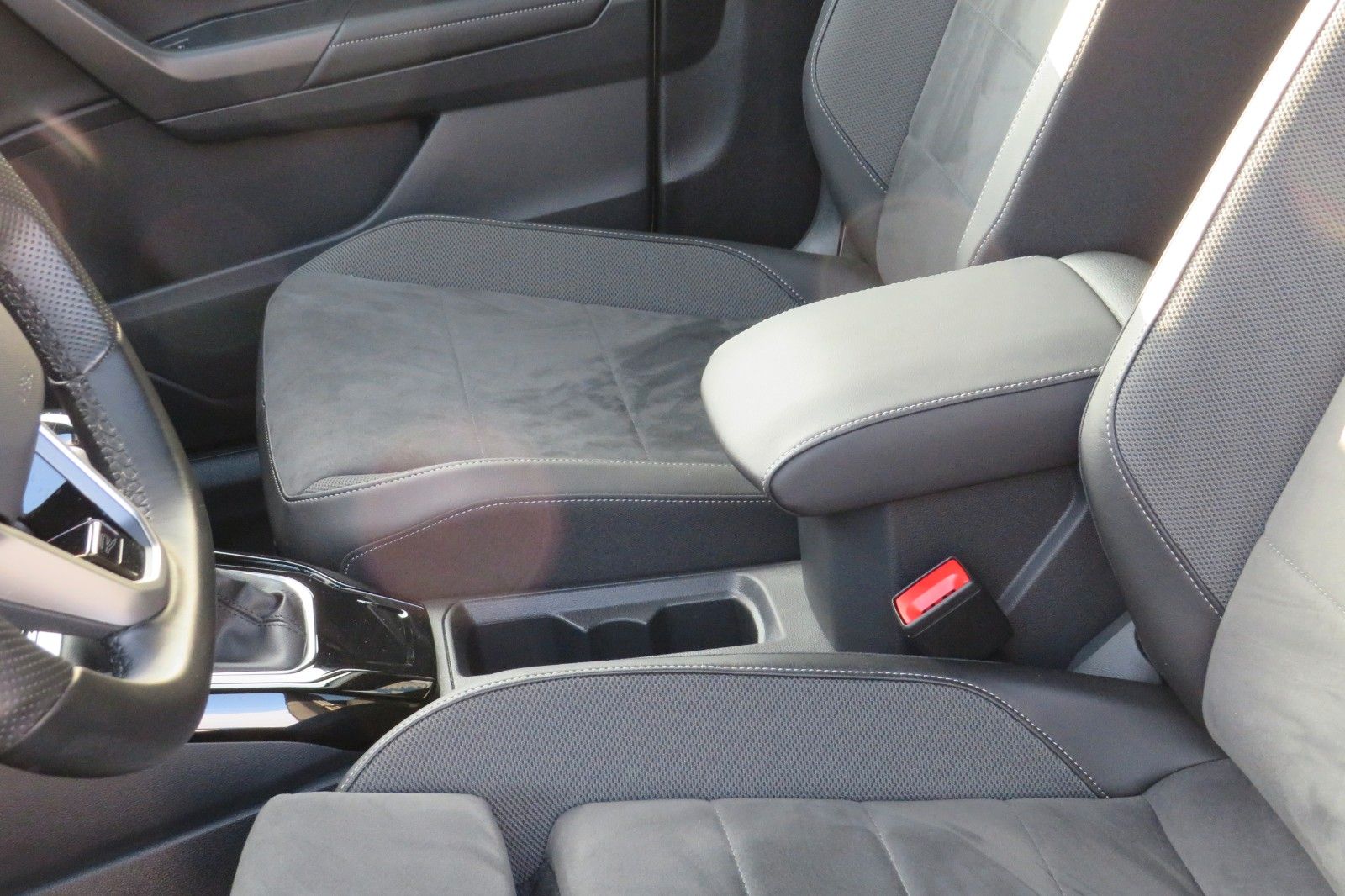 Fahrzeugabbildung Volkswagen T-Roc R-LINE AHK DCC ACC NAVI KAMERA 8-FACH 1.H