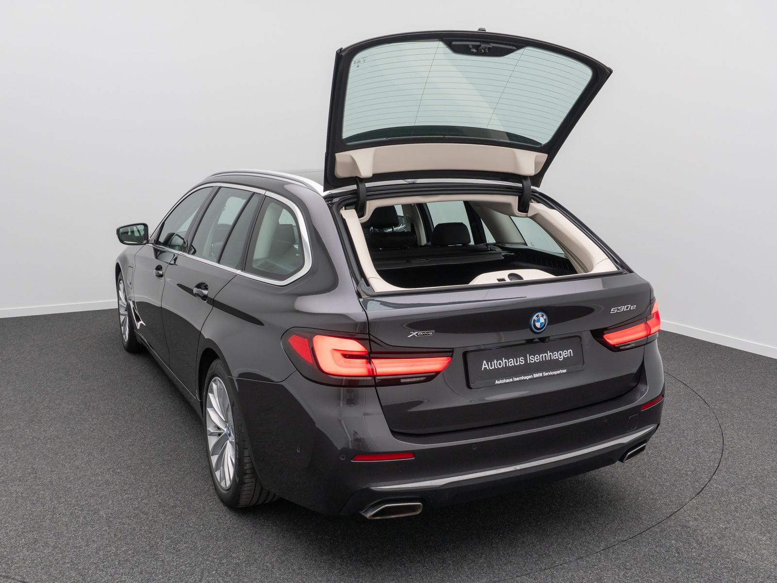 Fahrzeugabbildung BMW 530e xD LuxuryLine Panorama Laser Kamera HUD H/K
