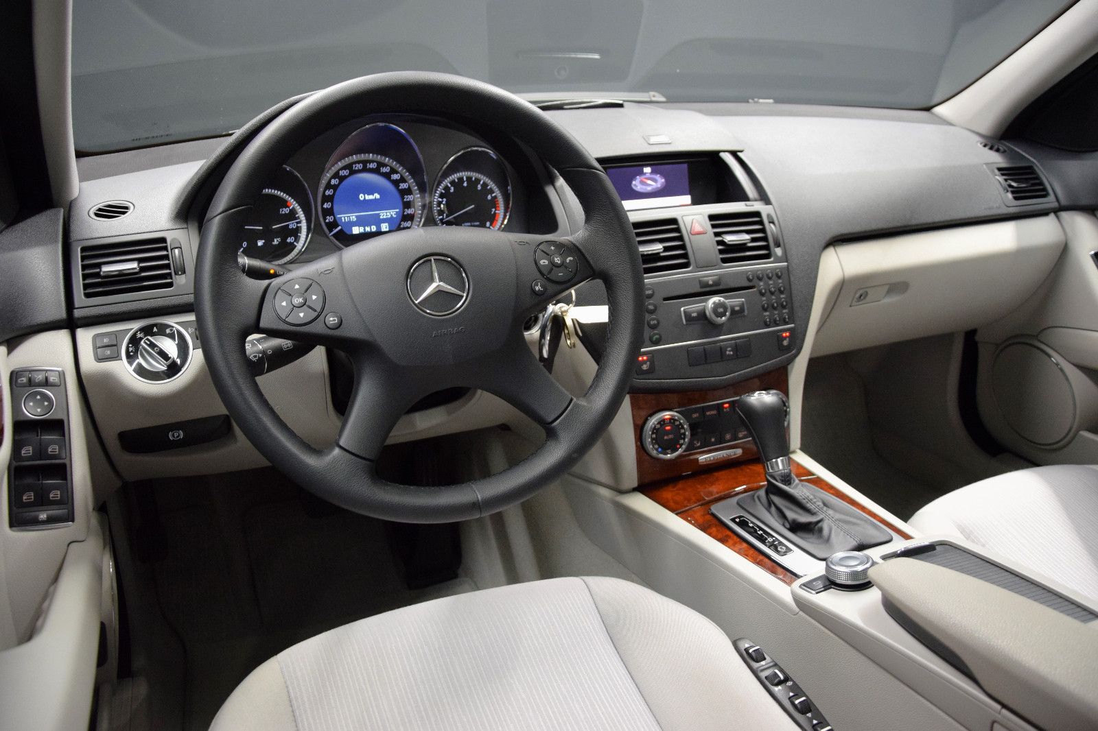 Fahrzeugabbildung Mercedes-Benz C 180 CGI Elegance Limousine Automatik 1. Hand
