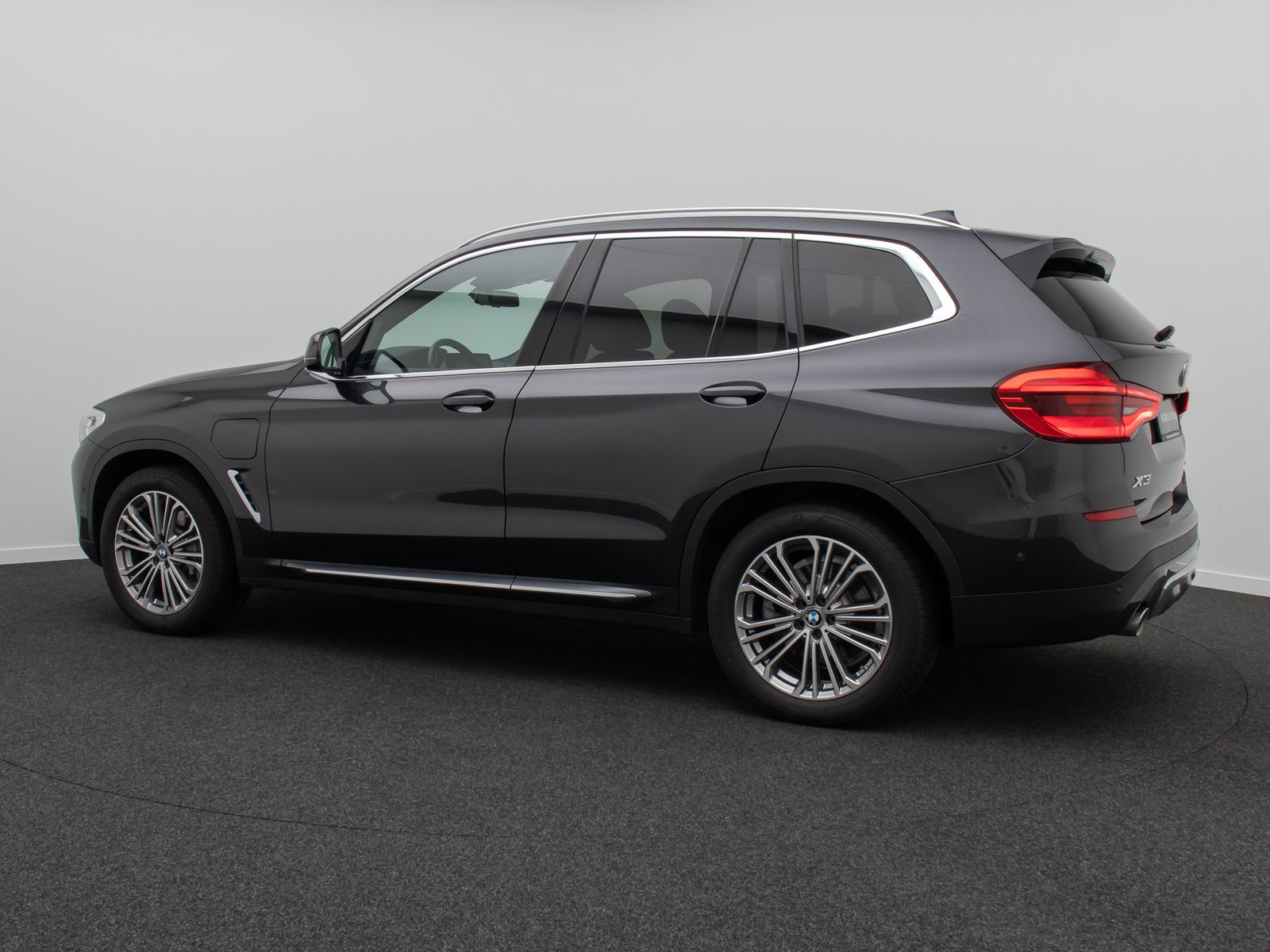 Fahrzeugabbildung BMW X3 xD30e LuxuryLine HUD DAB HiFi Panorama 19Zoll