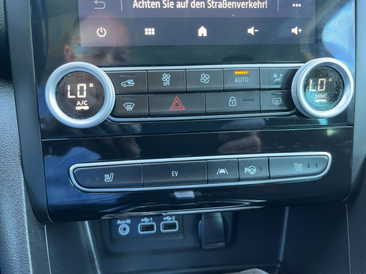 Fahrzeugabbildung Renault Megane Grandtour R.S. LINE Plug-in 160 SHZ - mit KI generiert/bearbeitet