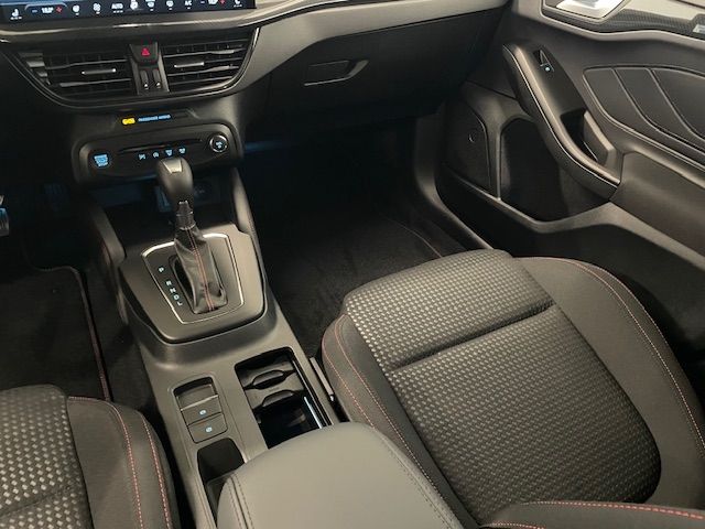 Fahrzeugabbildung Ford Focus Turnier ST-Line X B&O 18'' LED ACC Kamera