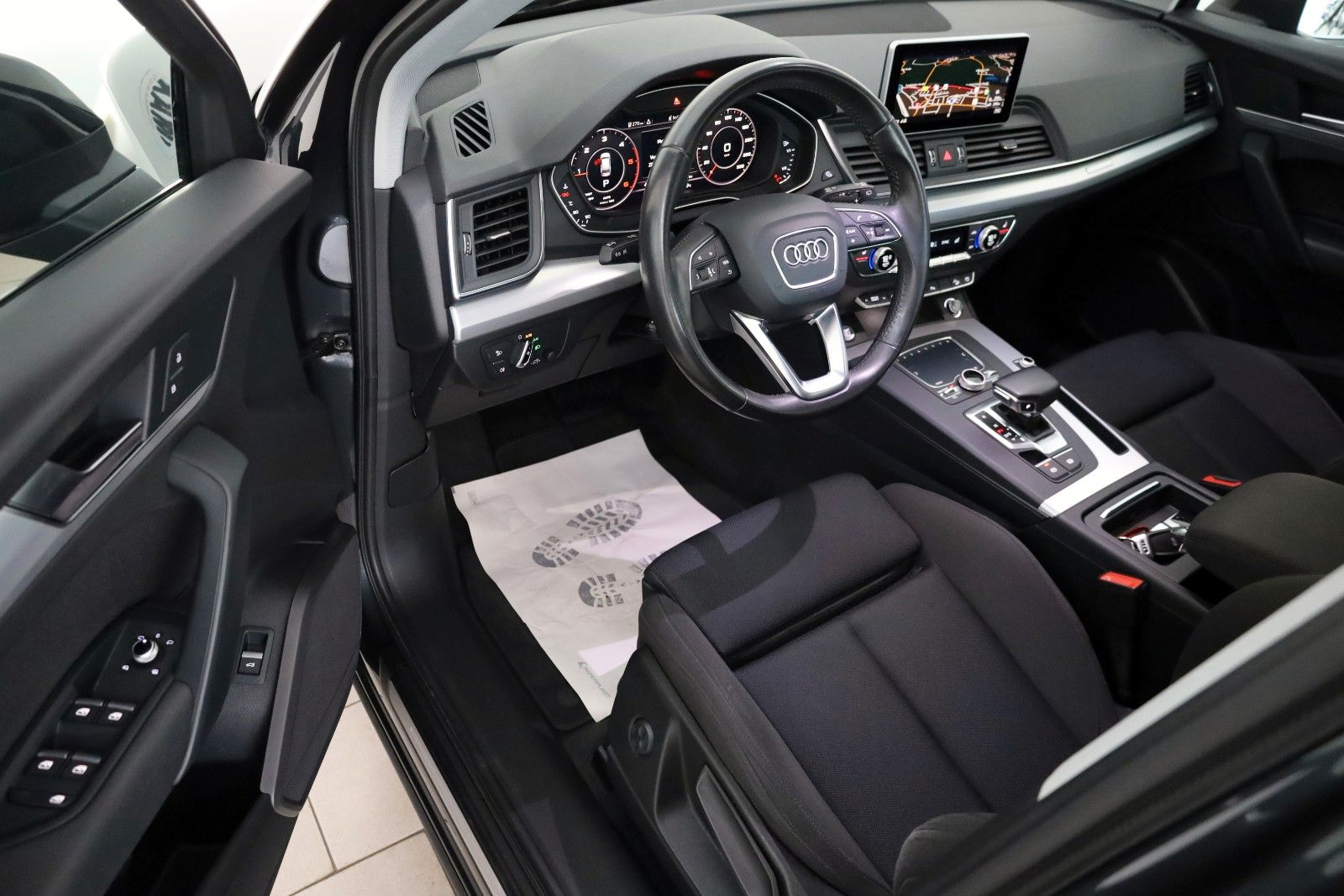 Fahrzeugabbildung Audi Q5 quattro sport Navi,LED,ACC,SH,Kamera,AHK, +WR