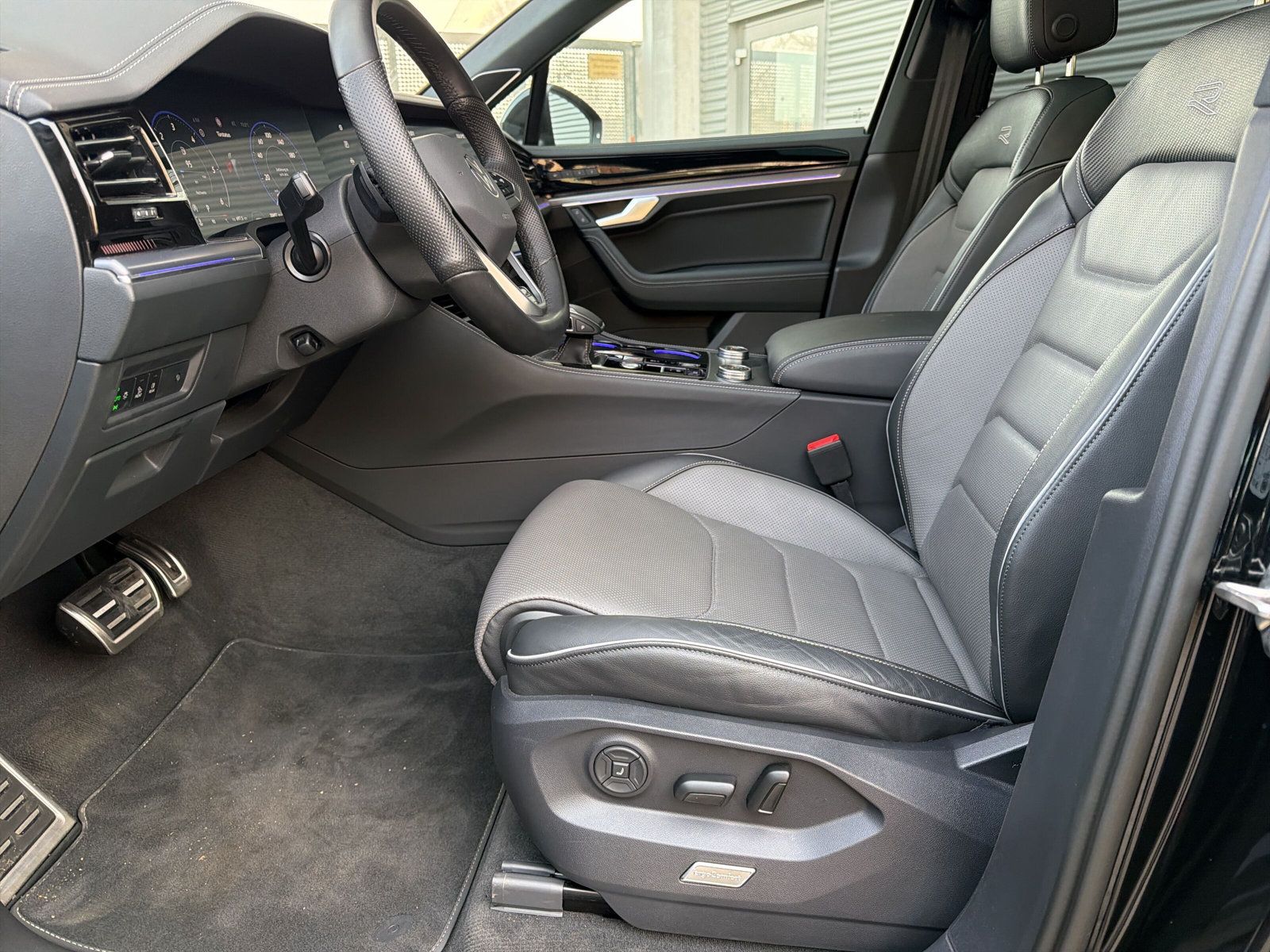 Fahrzeugabbildung Volkswagen Touareg 3.0 TDI 4M R-Line PANO STANDHZG AHK 22"