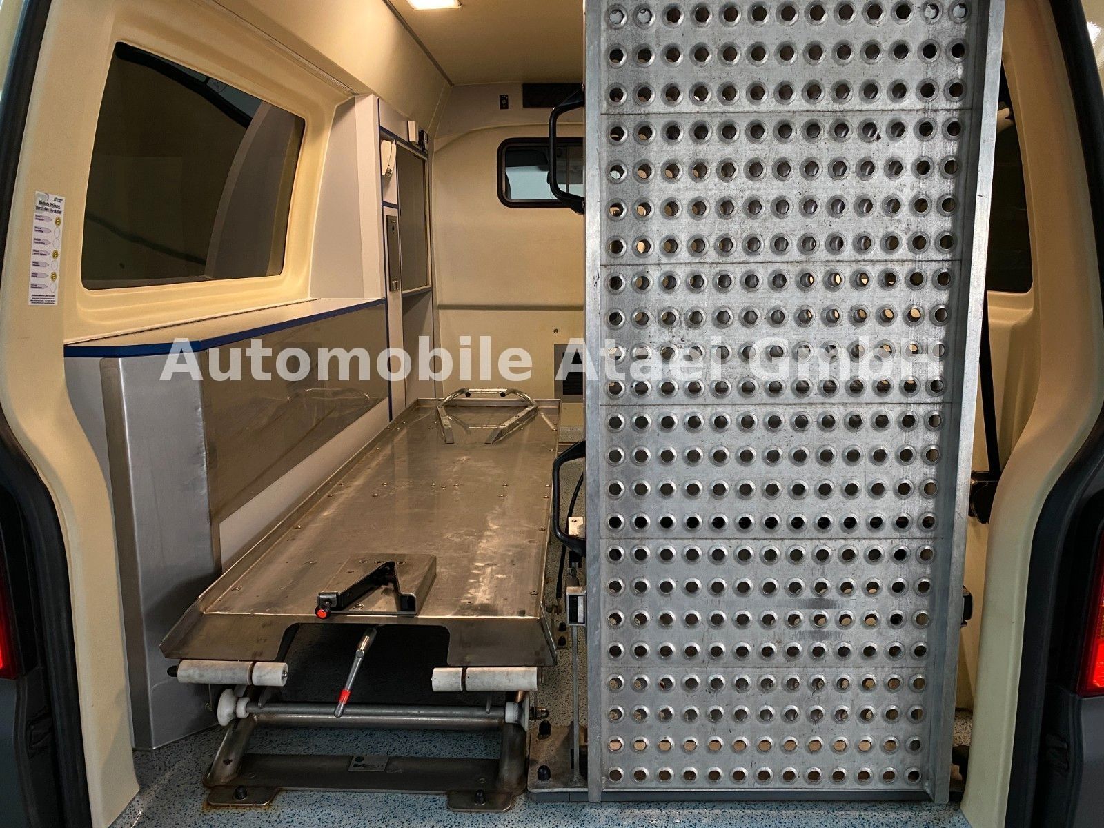 Fahrzeugabbildung Volkswagen T5 2.5 TDI *KTW* 1.Hand+ Klima (9558)