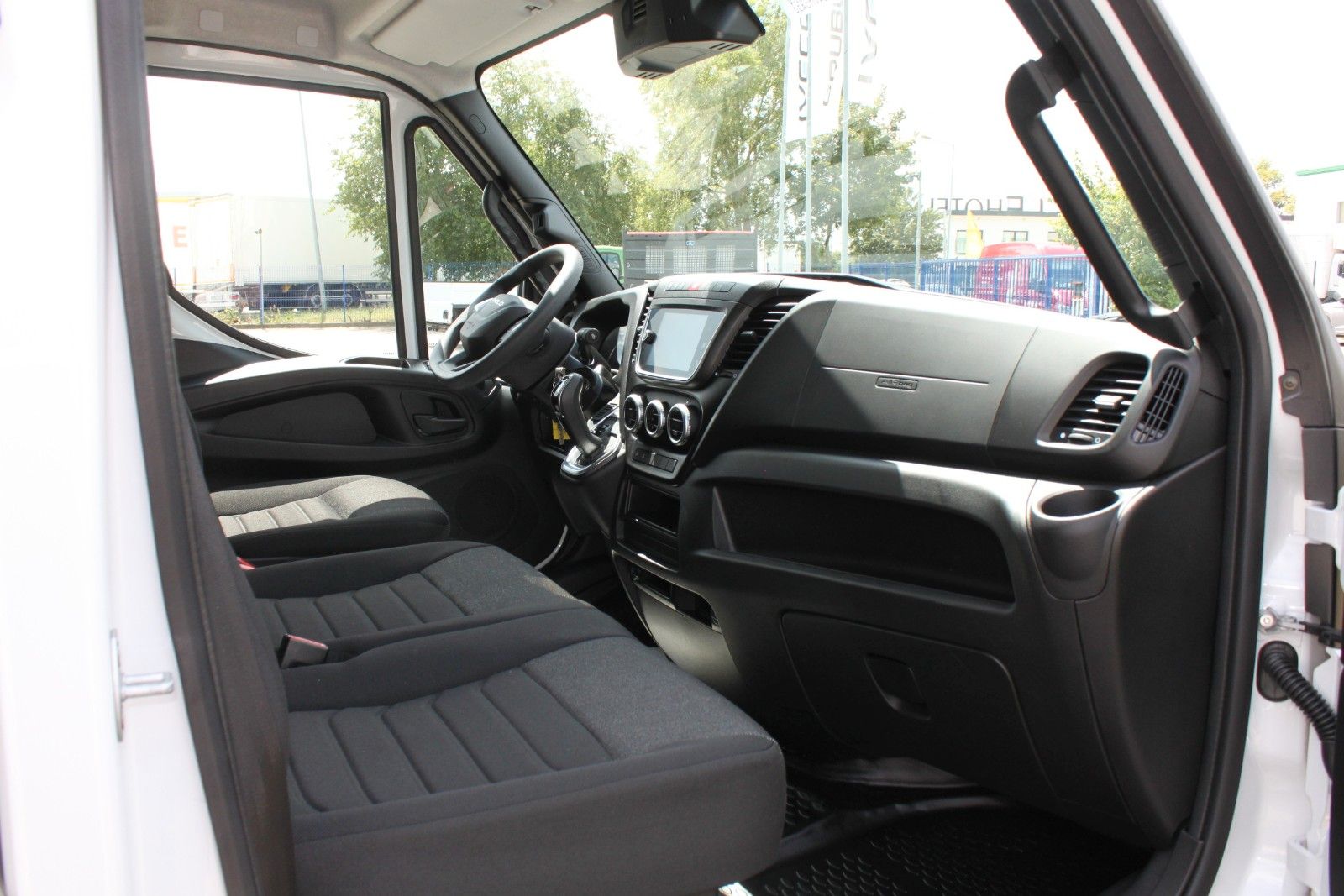 Fahrzeugabbildung Iveco Daily KaWa Aut. 3.0 D Holzb./Verkleidung/Airline