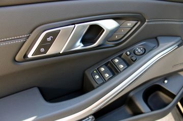 Fahrzeugabbildung BMW 330e Sport Line Steptr. Memory H&K ACC PDC Laser