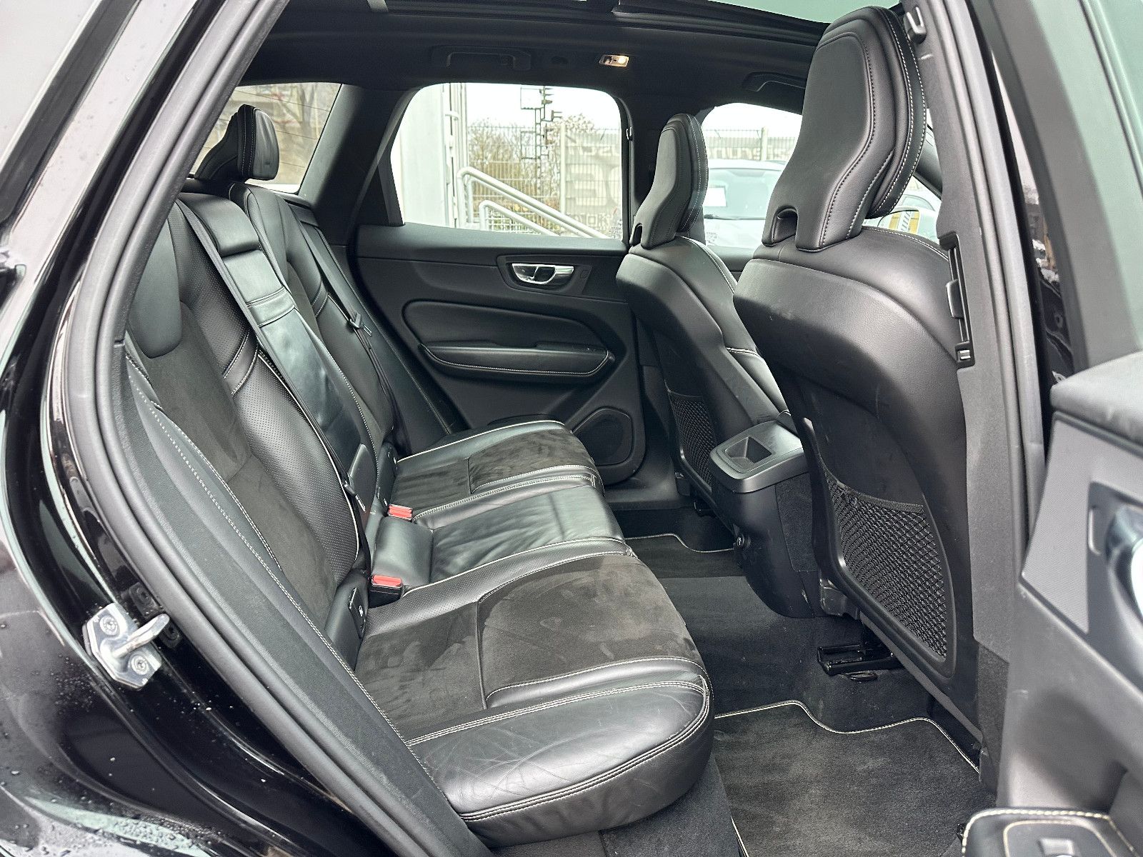 Fahrzeugabbildung Volvo XC60 T5 R DESIGN AWD*PANO+AHK+LED*