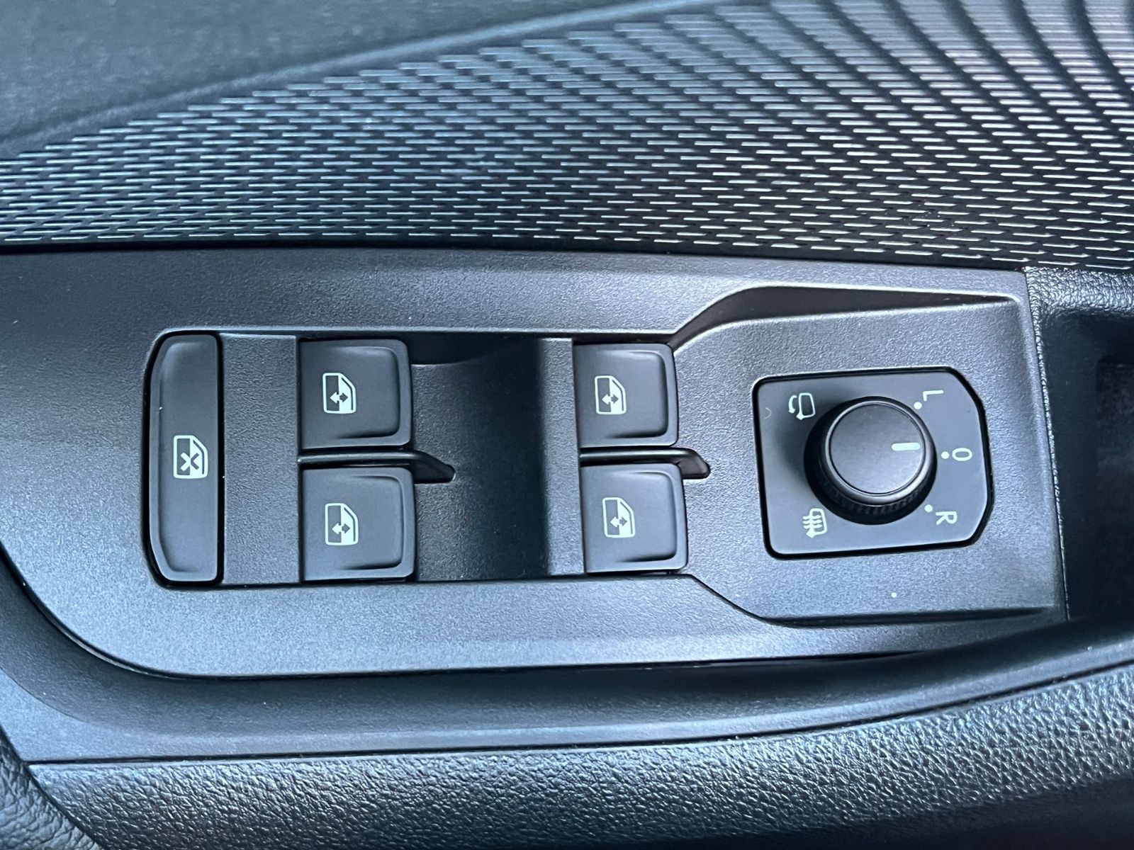 Fahrzeugabbildung SKODA Octavia Combi Essence 2.0 TDI *AHK, LED, SmartLi