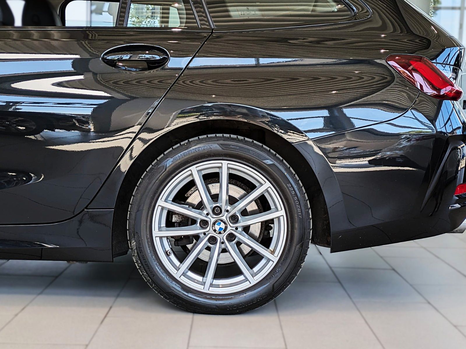 Fahrzeugabbildung BMW 320 d Touring AUT LEDER NAVI HUD LIVE COCKPIT