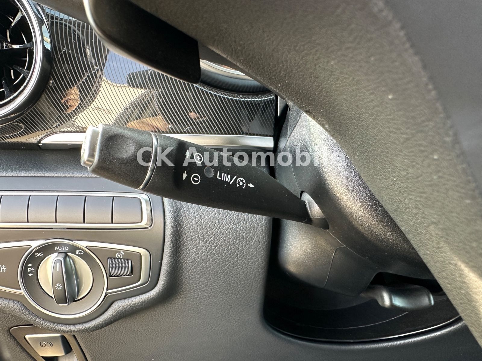 Fahrzeugabbildung Mercedes-Benz V 300d EDITION Kompakt/7 Sitze/Navi/LED/AHK