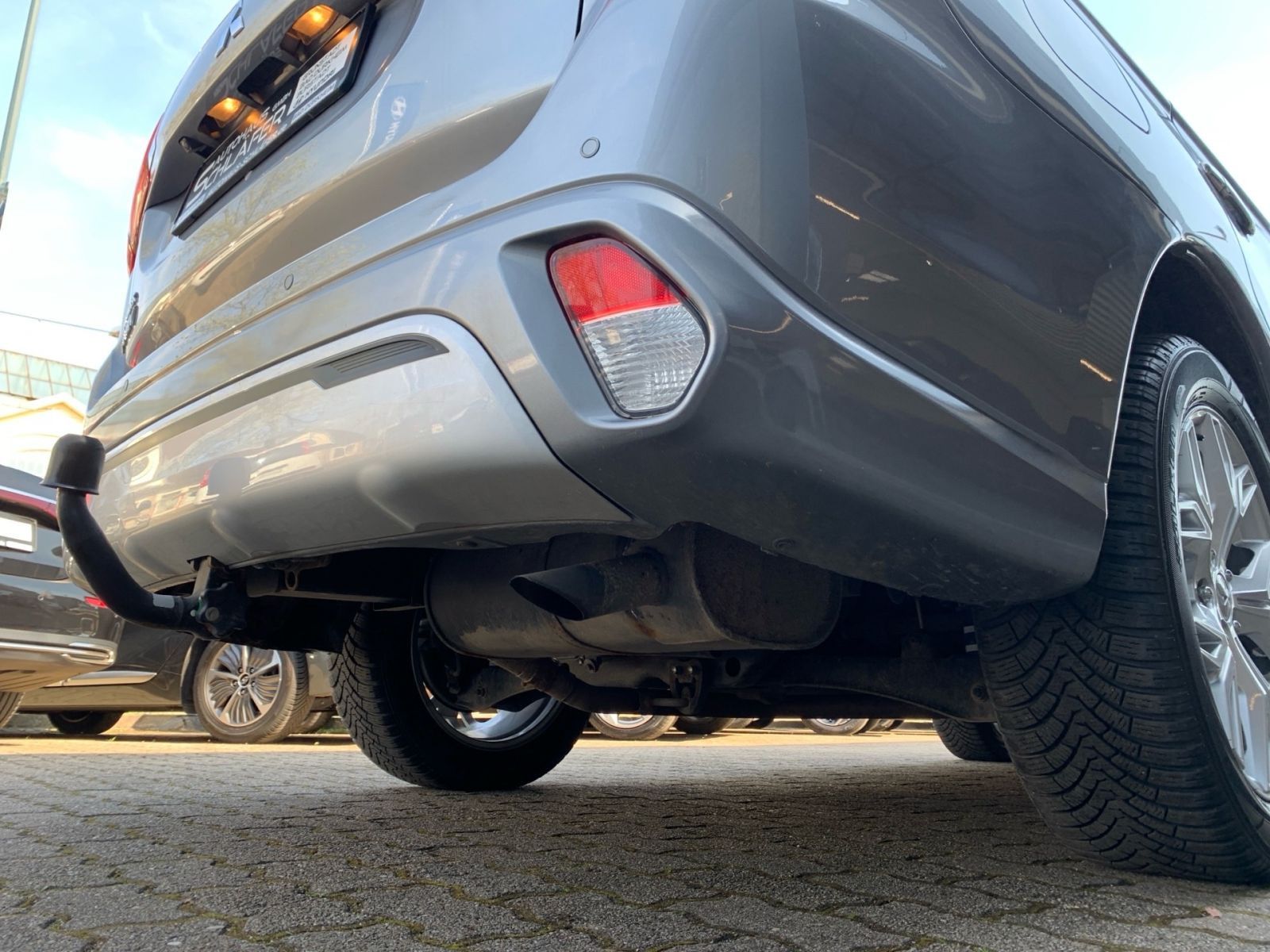 Fahrzeugabbildung Mitsubishi Outlander 2.4 PHEV Plug-in Hybrid Basis Spirit 4