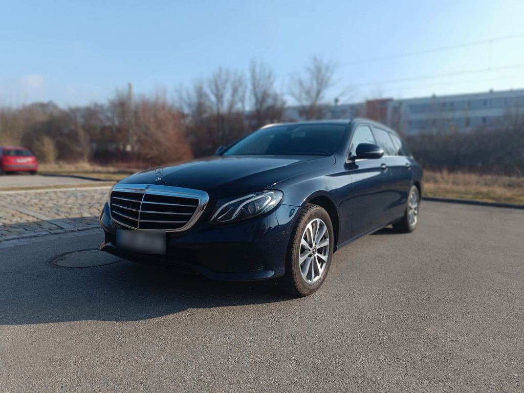 Image of Mercedes-Benz E 220