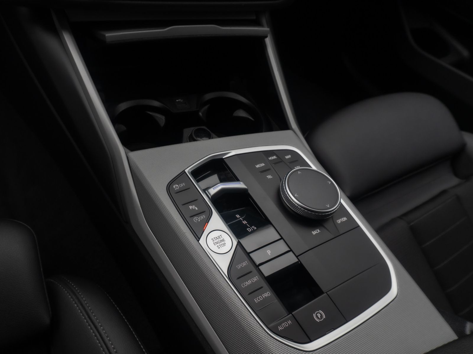 Fahrzeugabbildung BMW 320i GeschwindigReg AHK DAB Sportsitz Teilleder