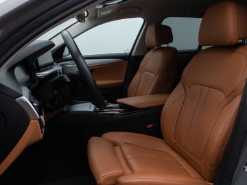 Fahrzeugabbildung BMW 520d Kamera HUD DAB Lenkrhzg Massage AHK Alarm