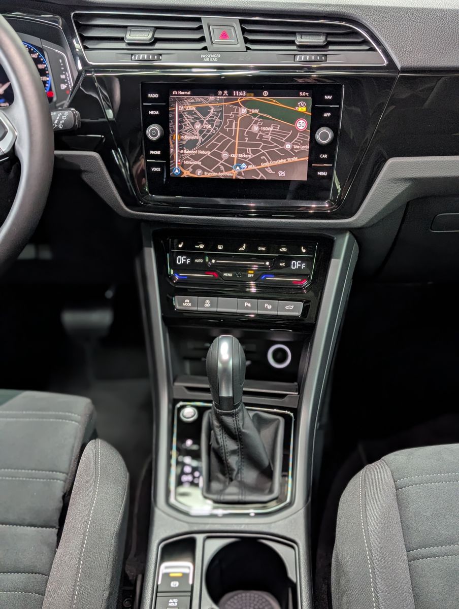 Fahrzeugabbildung Volkswagen Touran R-LINE HIGHLINE BLACK PANO AHK 7S KINDERS