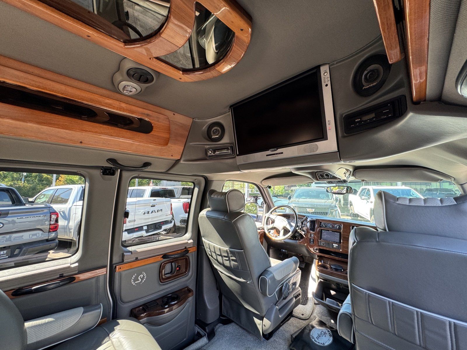 Fahrzeugabbildung Chevrolet Express 1500 Starcraft /Clean Carfax/ DVD/ BETT