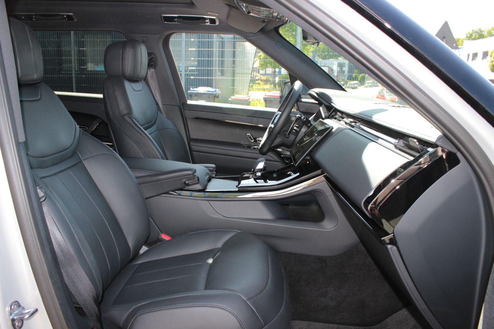 Fahrzeugabbildung Land Rover P460e Dynamic HSE *Borasco* *AHK* *23"*