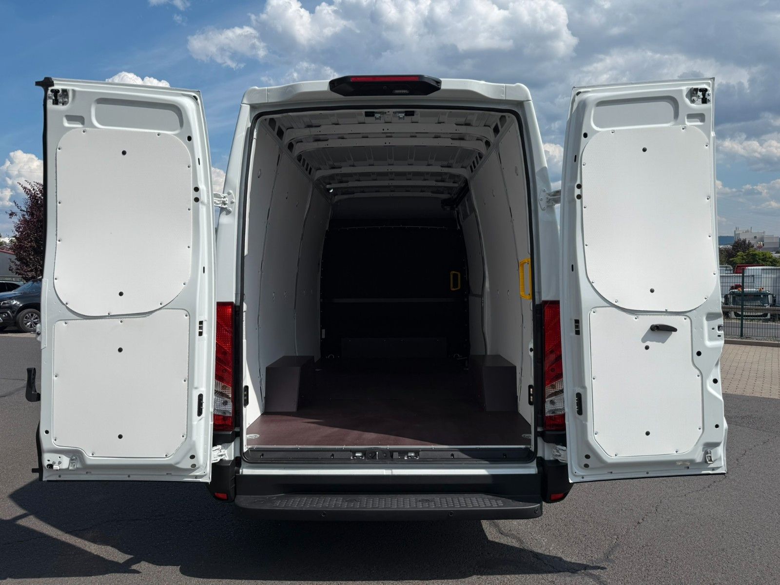 Fahrzeugabbildung Iveco Daily 35S16H3.0A8 V Y ASC-Ausbau Kastenwagen
