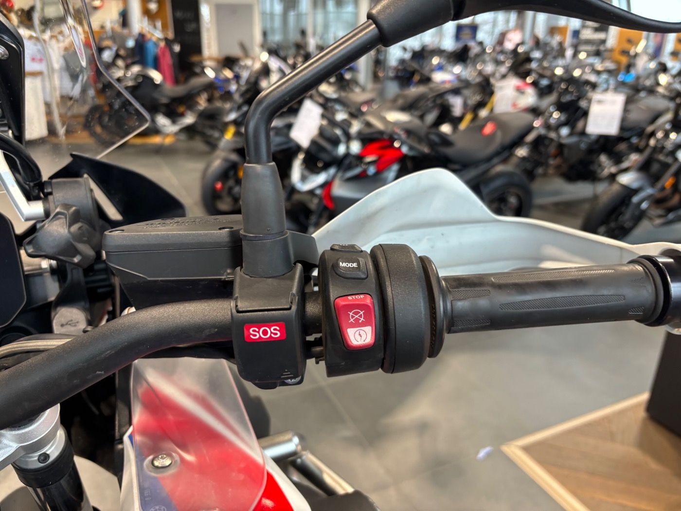 Fahrzeugabbildung BMW R 1250 GS Adventure mit Tieferlegung Akrapovic A