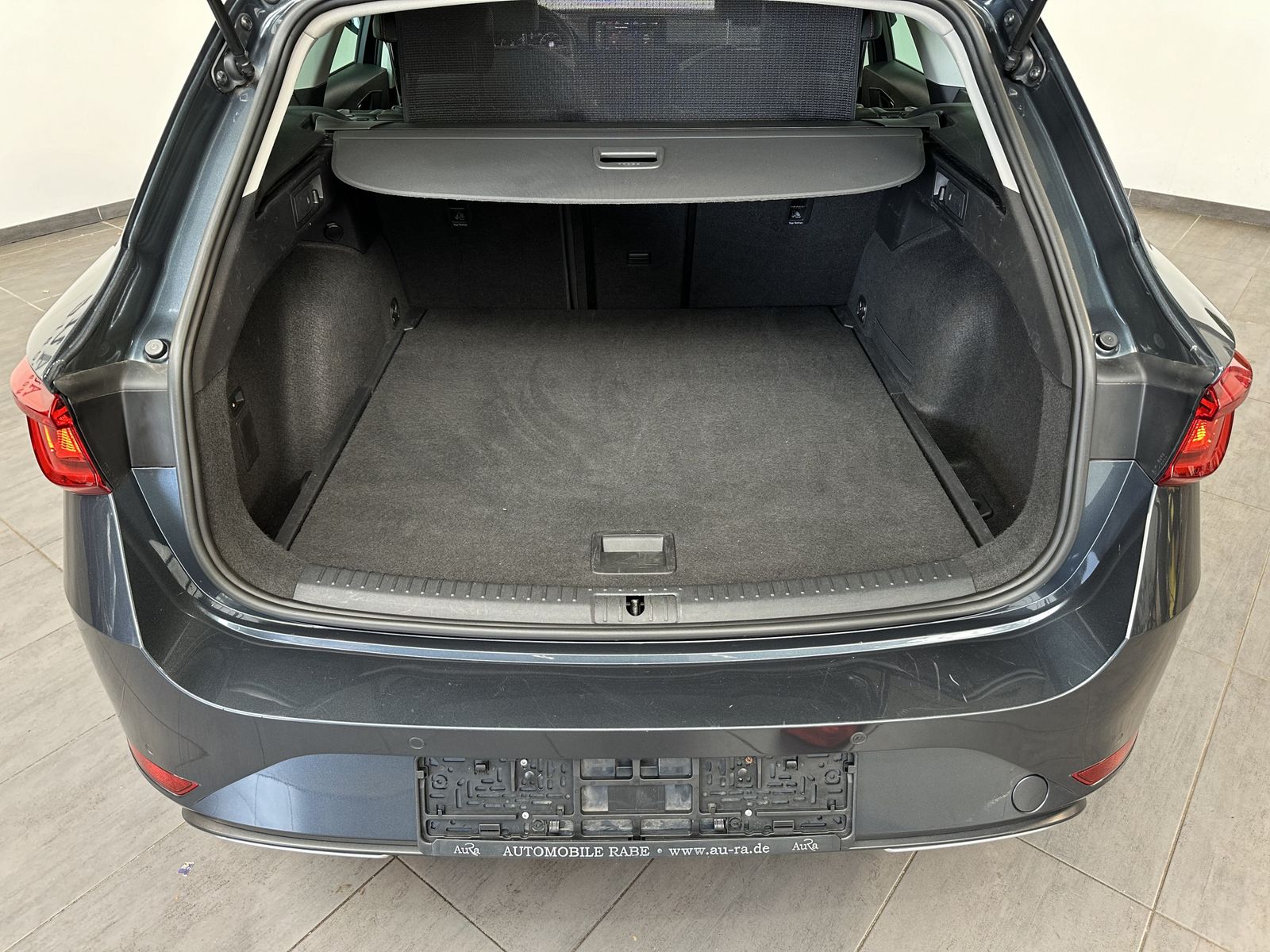 Fahrzeugabbildung SEAT Leon SpT 2.0 TDI DSG FR NAV+LED+AHK+PANO+ACC+KAM