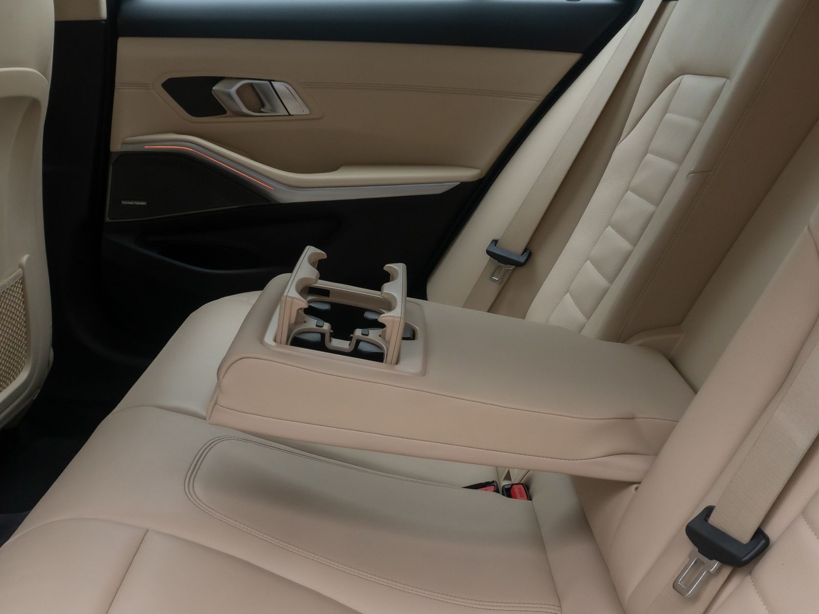 Fahrzeugabbildung BMW 330e xD Alarm HUD H/K DAB Memory Leder Sport