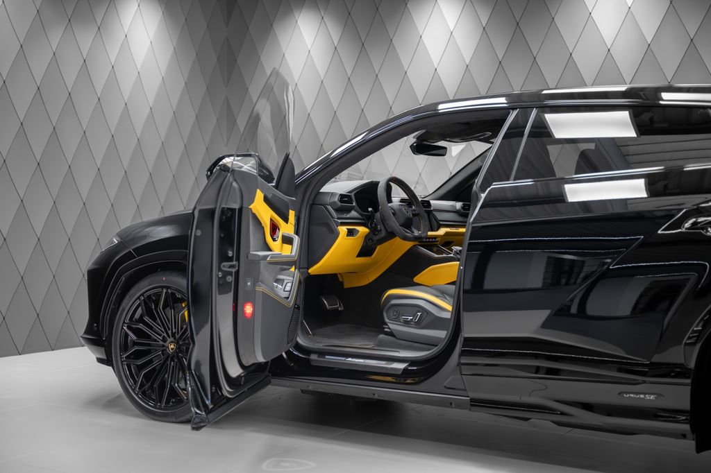 Urus 4.0 V8 SE 2026 BLACK/YELLOW AKRAPOVIC CARBO - Bild 12