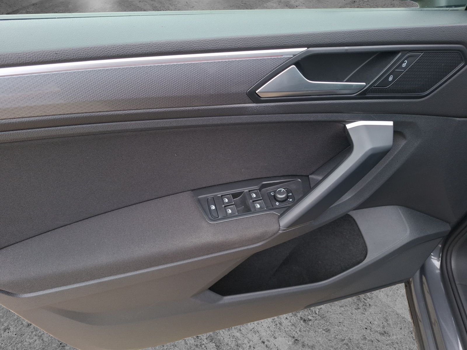 Fahrzeugabbildung Volkswagen Tiguan TSI Active LED Navi ACC RFK SH 18"