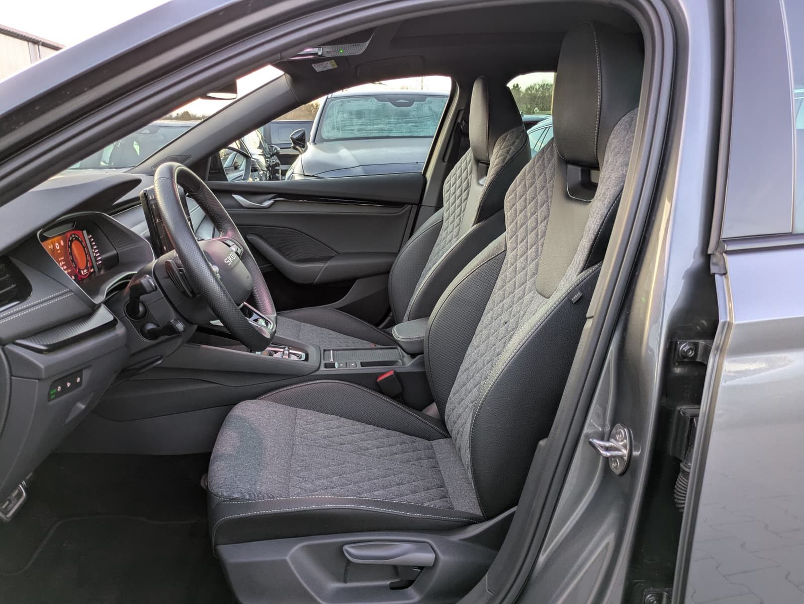 Fahrzeugabbildung SKODA Octavia 1.5 DSG Sportline PANO*MATRIX*AHK*5J.GAR