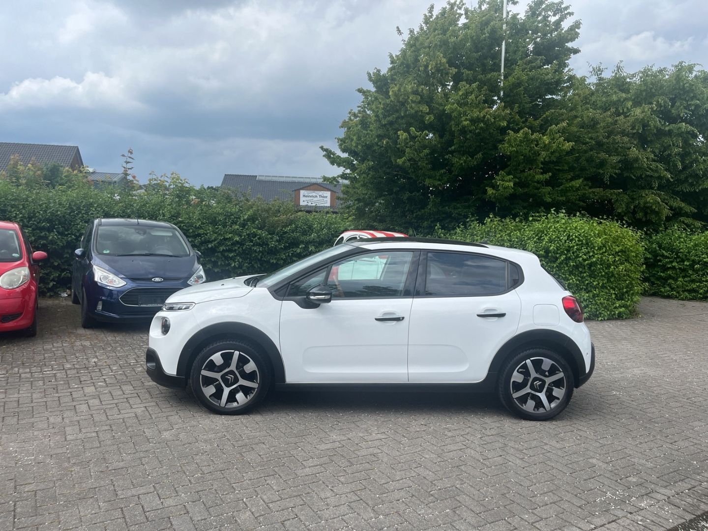 Fahrzeugabbildung Citroën C3 1.2 PureTech 110 Shine Panorama Navi DAB SHZ
