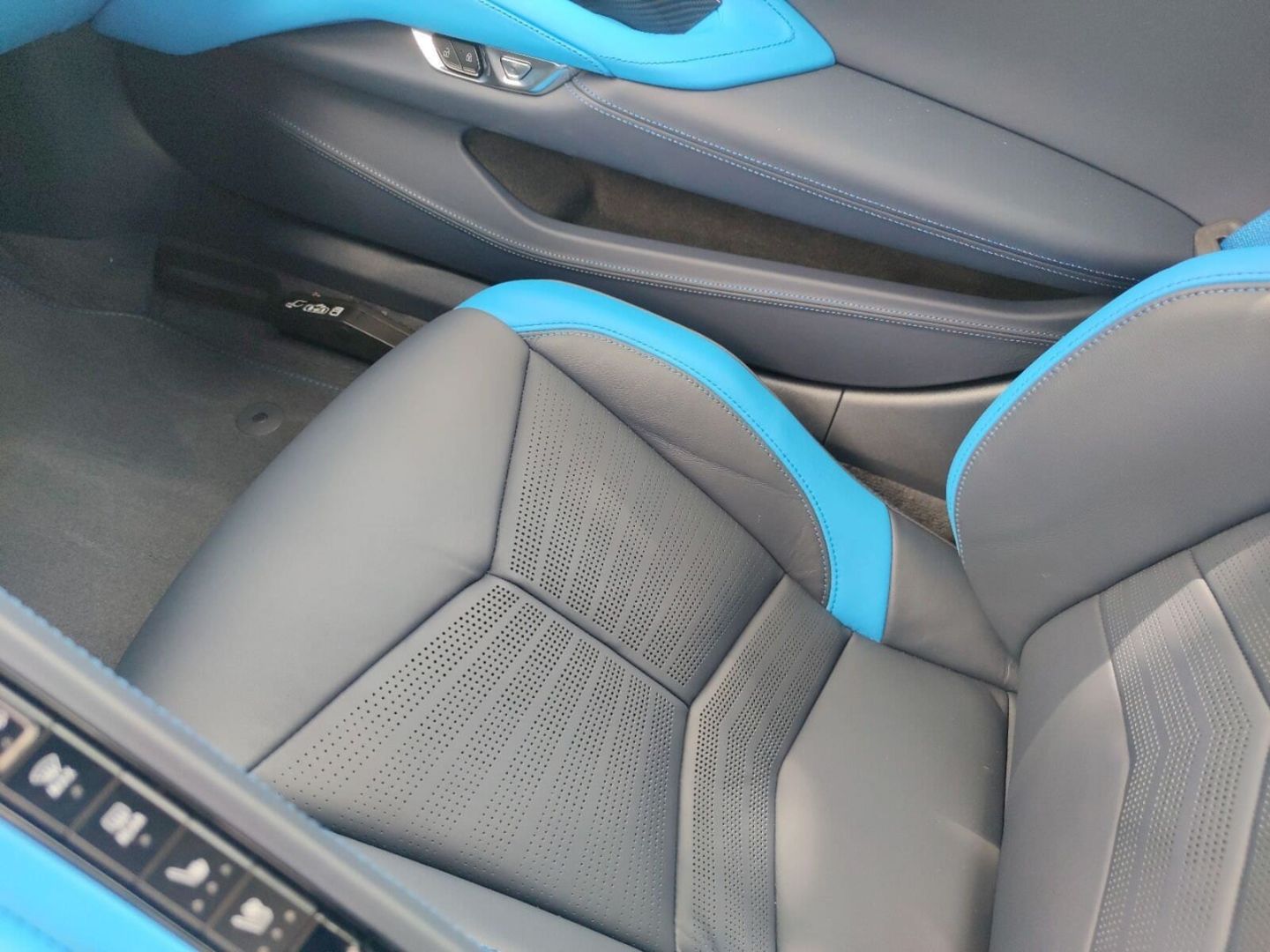 Fahrzeugabbildung Corvette C8 Stingray Cabrio 3LT 6.2 V8-Voll-Lift-Magnetic