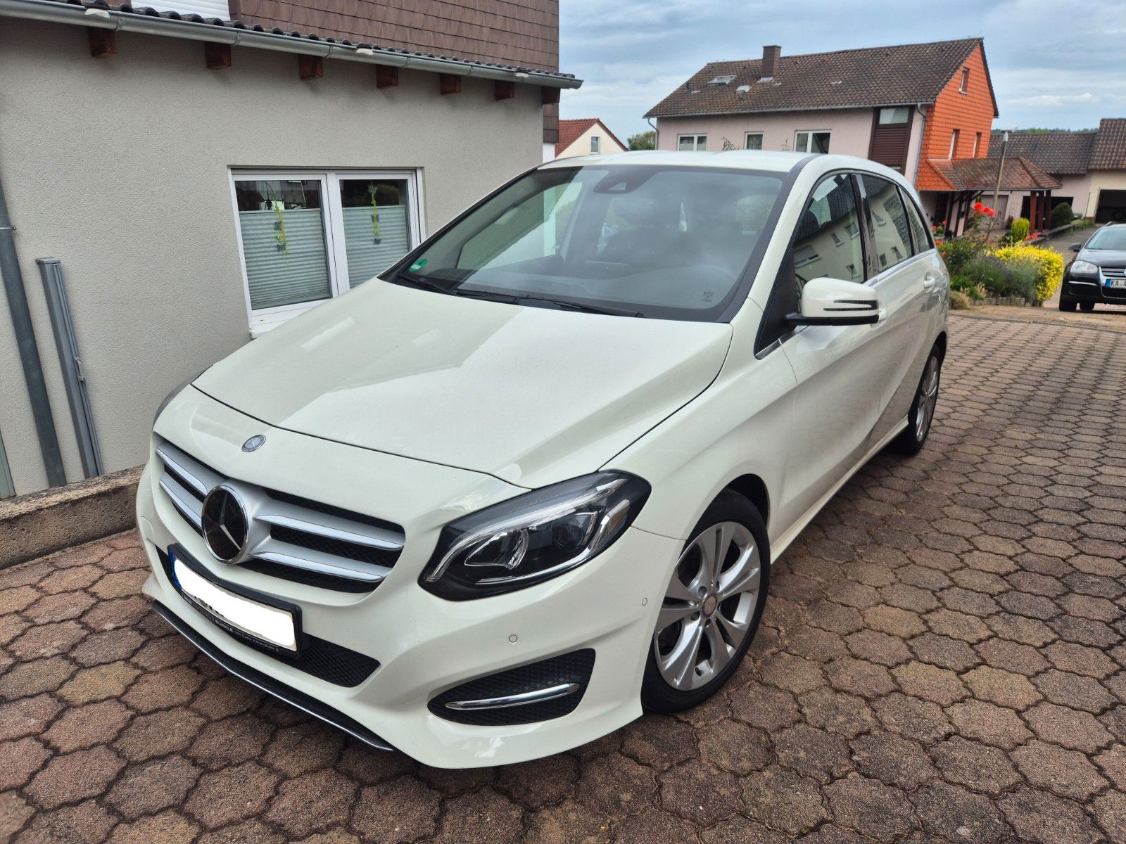 MERCEDES-BENZ B 180 -