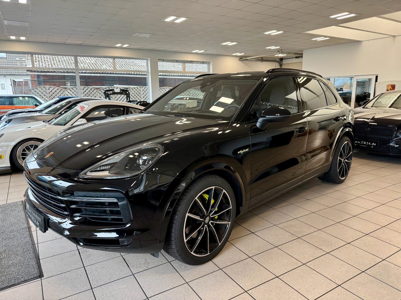 Fahrzeugabbildung Porsche Cayenne E-Hybrid Luftfederung, Panorama, HeadUP