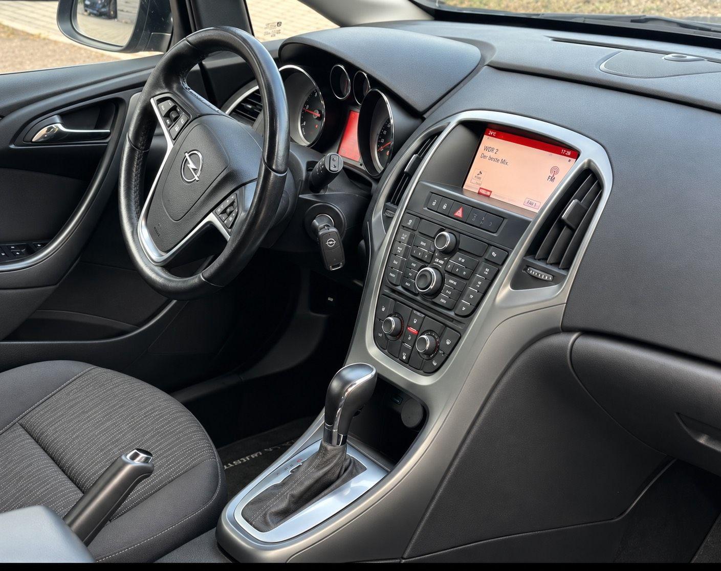 Opel Astra 2015 — rear view