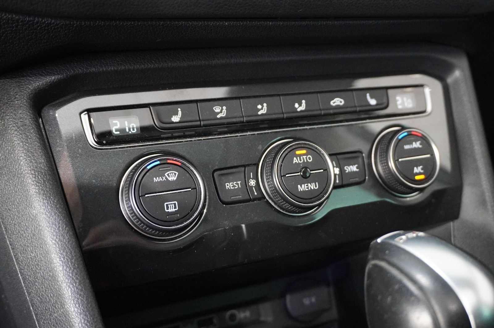 Fahrzeugabbildung Volkswagen Tiguan 2.0 TSI 4MOTION R-LINE NAVI/KAMERA/SH/AHK