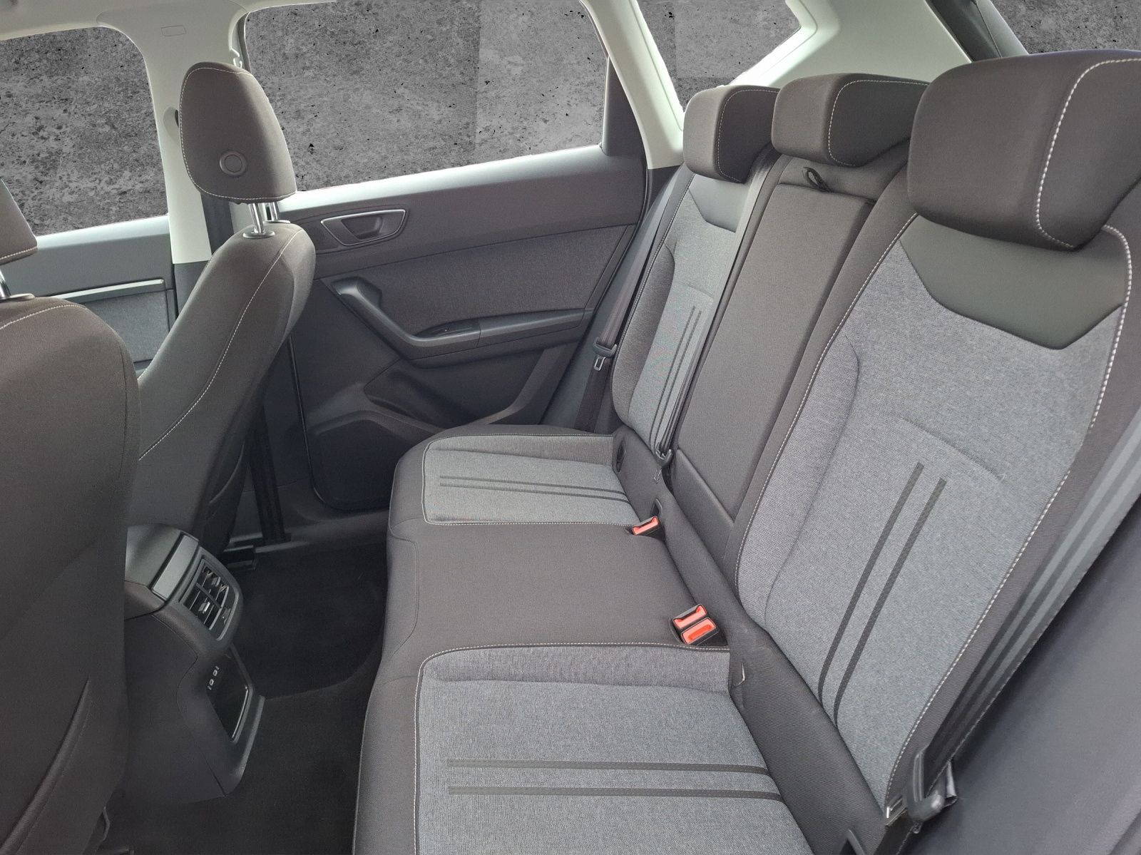 Fahrzeugabbildung SEAT Ateca TSI Style LED AHK Navi GRA PDC SH LM