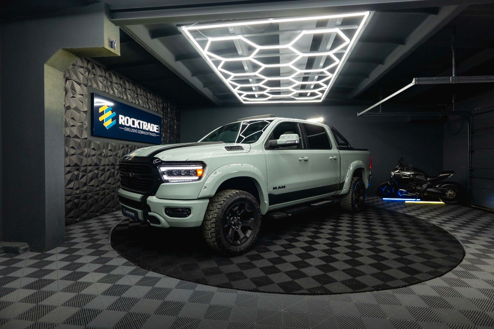Fahrzeugabbildung Dodge RAM 5.7 V8 HEMI 4x4 OFFROAD Night-Edition *Pano*