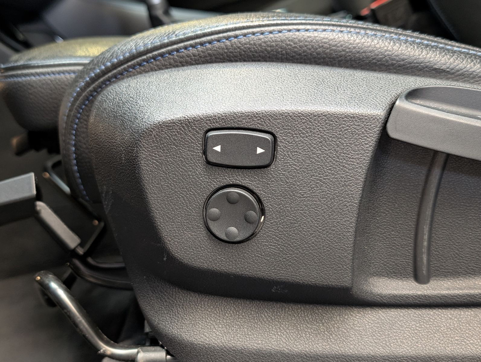 Fahrzeugabbildung BMW X1 20d xD M-Sport LED H&K Cam HUD Pano AHK 19"