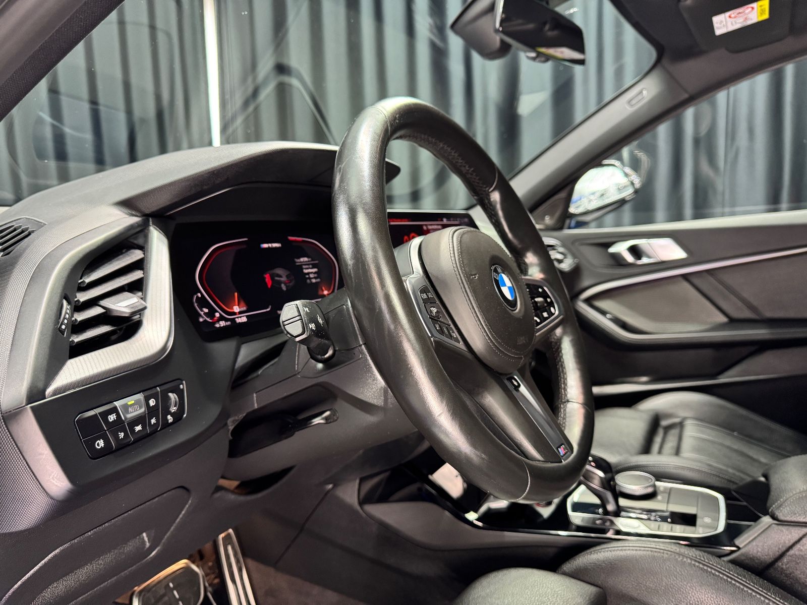 Fahrzeugabbildung BMW M135 i xDrive|H/K|NAVI|ACC|HEAD-UP|SPORTSITZE|